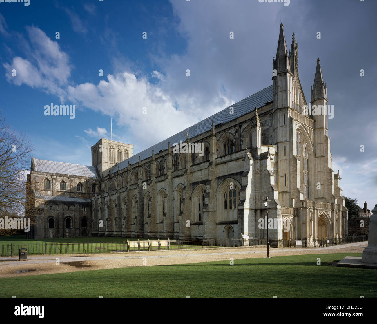 La cathédrale de Winchester, Hampshire, Angleterre. façade sud rénové en quatorzième siècle gothique anglais Banque D'Images