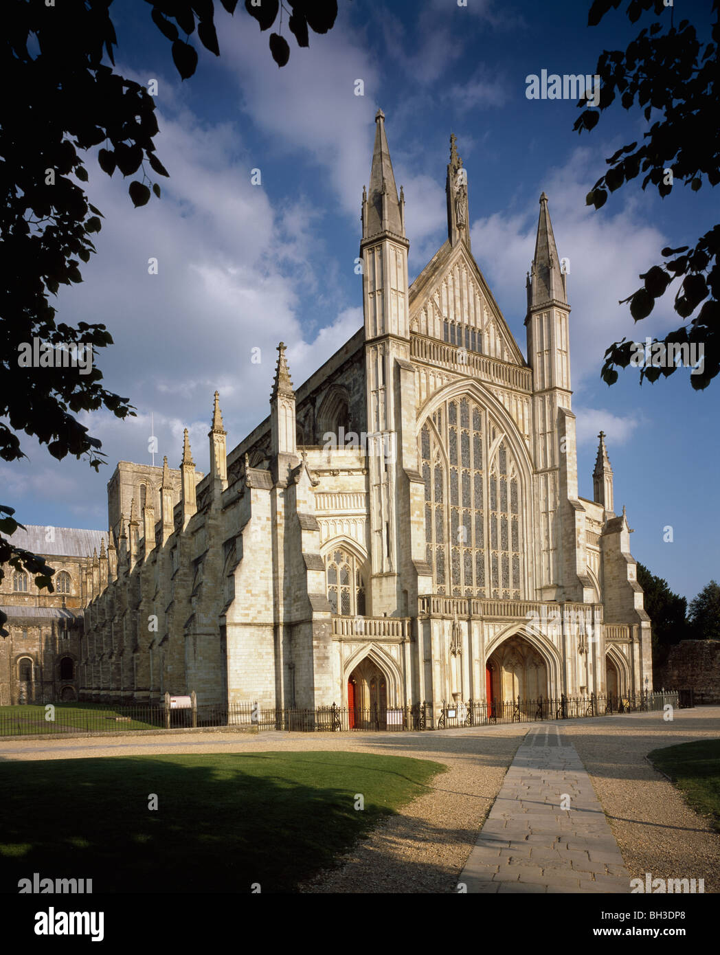 La cathédrale de Winchester, Hampshire, Angleterre. Avant de l'ouest 14e siècle rénové en style gothique anglais Banque D'Images