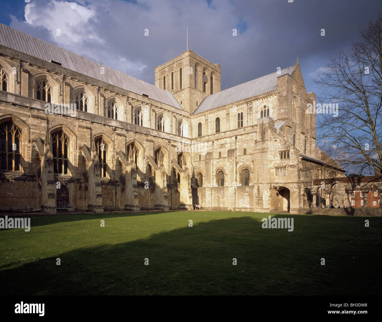 La cathédrale de Winchester, Hampshire, Angleterre. L'extérieur du sud de la nef (14e siècle) et transept sud, 1079-1093. Banque D'Images
