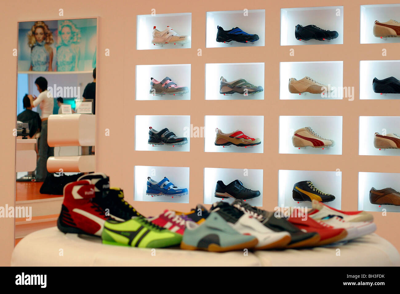 Magasin de chaussures lisbonne Banque de photographies et d'images à haute  résolution - Alamy