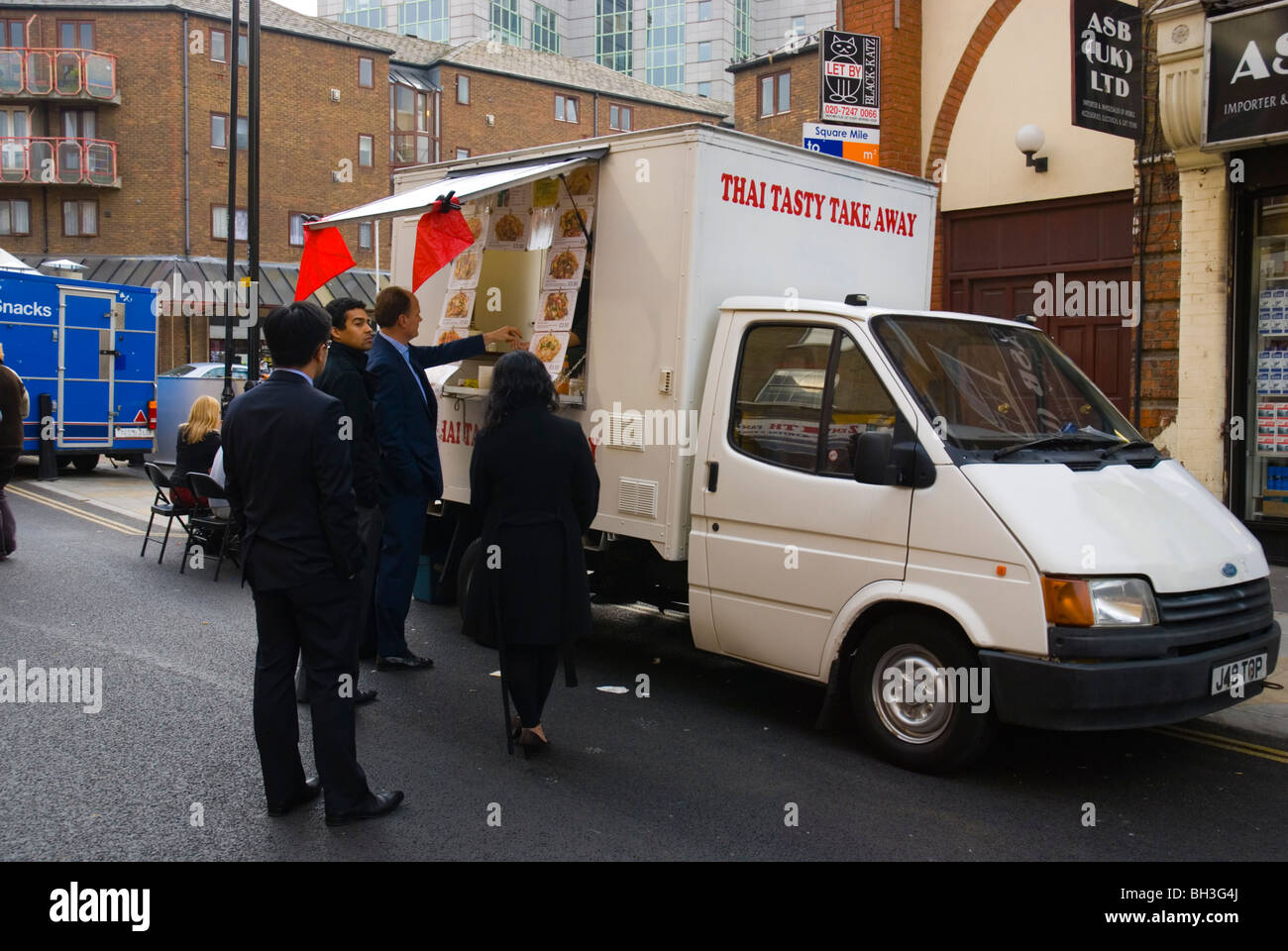 Stands de nourriture au marché Petticoat Lane East London England UK Europe Banque D'Images