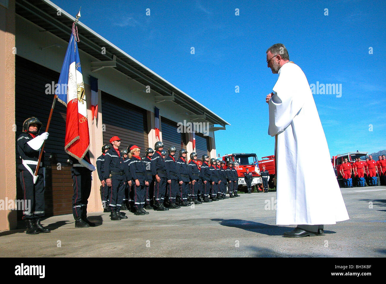 INAUGURATION DE LA CASERNE DE PETRETO-BICCHISANO par le curé du village, CORSE DU SUD (2A), FRANCE Banque D'Images