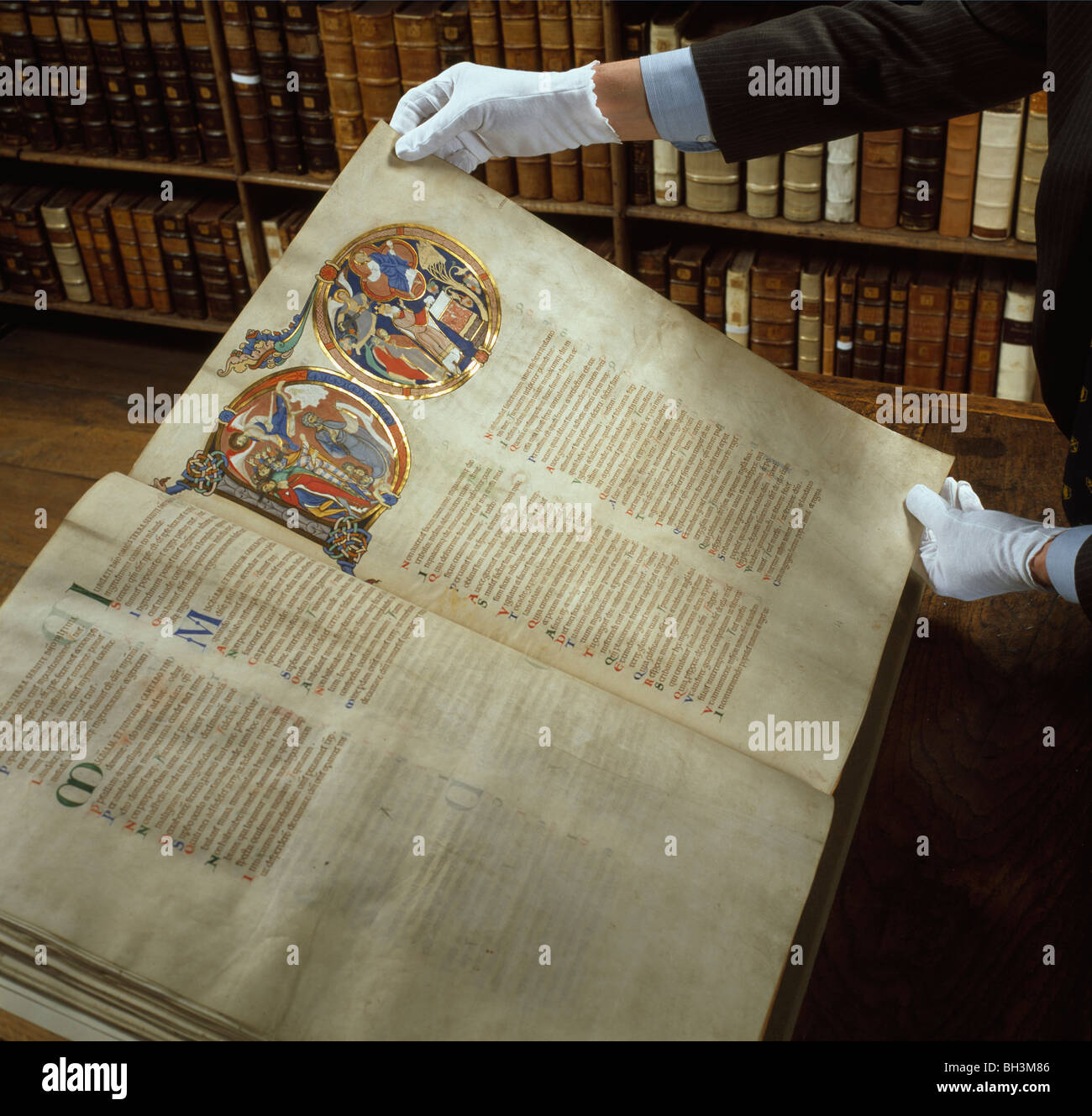 La cathédrale de Winchester, Hampshire. 12e siècle Winchester Bible, illustrée par les moines. Dans la bibliothèque de Morely. Banque D'Images