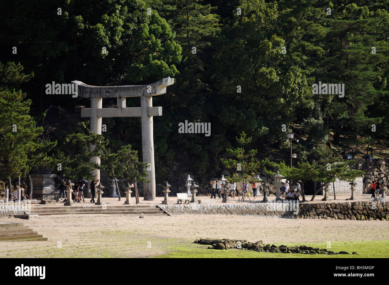 Torii en pierre sur le chemin d'Itsukushima. Miyajima Itsukushima (île). Le Japon Banque D'Images