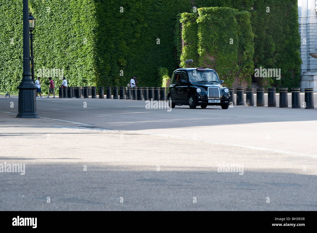 Black Cab. London taxi voyages le long de la Horse Guard Parade, Londres. Banque D'Images