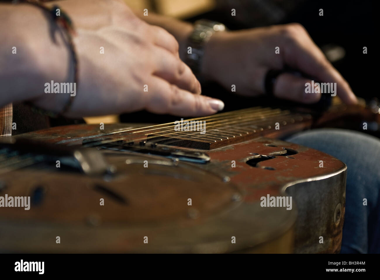 Guitariste blues guitare slide sur une guitare unique construit sur mesure Banque D'Images