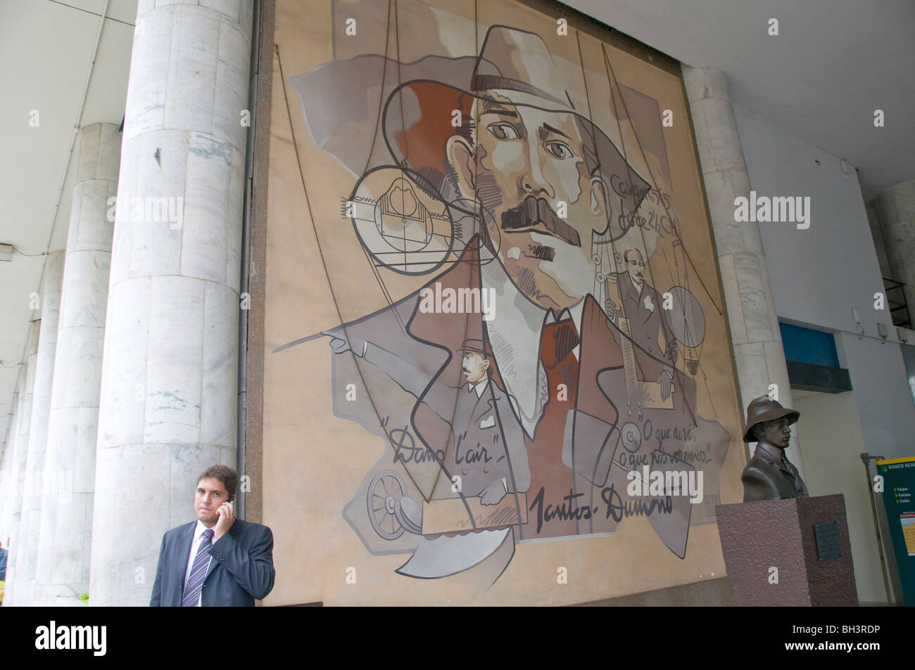 Le Brésil. Businessman à l'extérieur de l'aéroport national Santos Dumont de Rio Banque D'Images