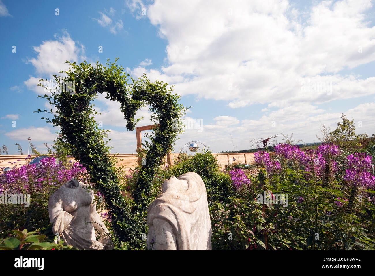 Topiaire en forme de coeur avec des statues dans le jardin, Gall Fleuronnée Avenir Jardins, St Albans conçu par Ivan Hicks Banque D'Images