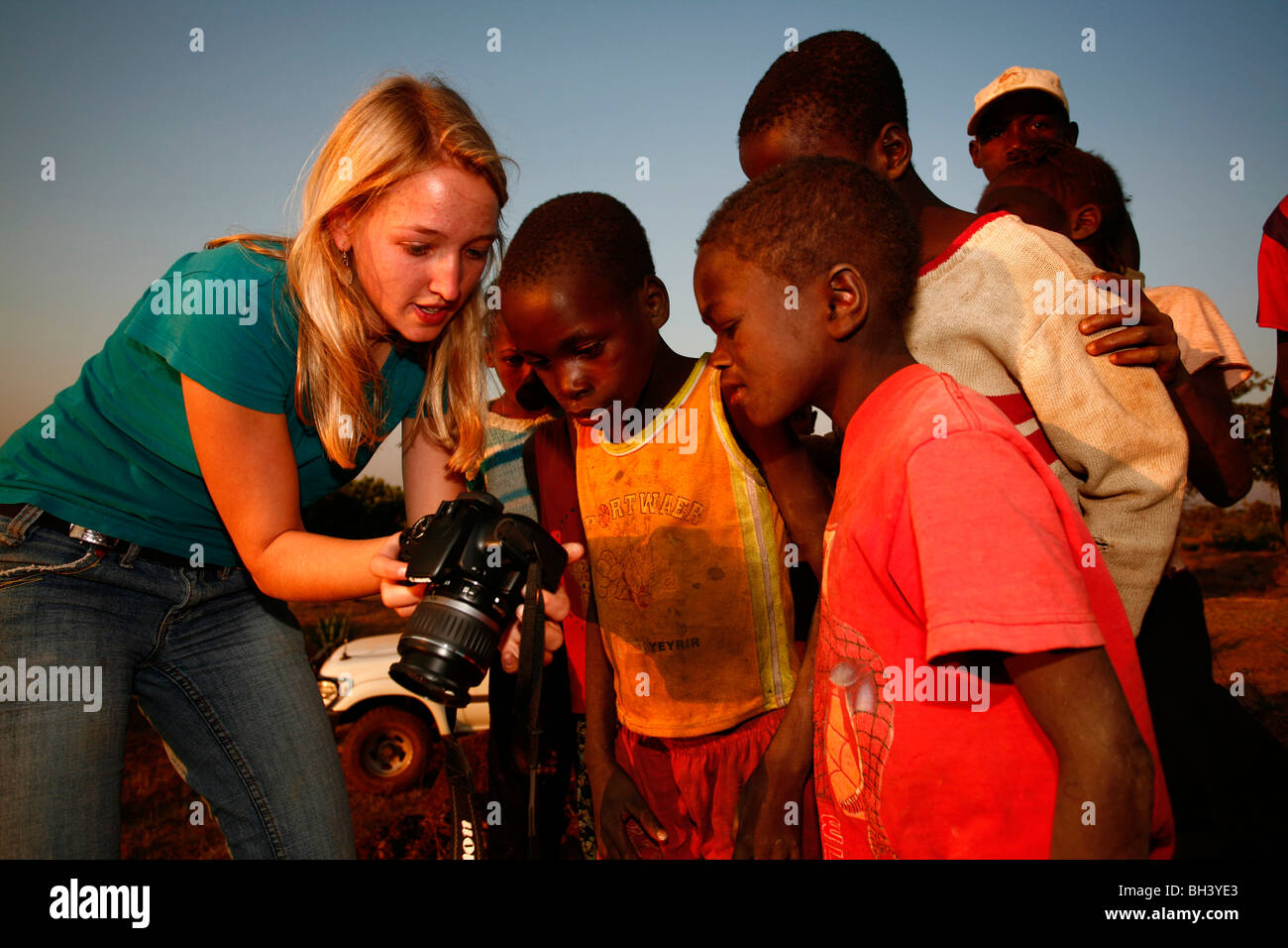 German montre un groupe de sections locales angolaises leur photo sur l'écran arrière de son appareil photo numérique, d'Jamba, le sud de l'Angola. Banque D'Images