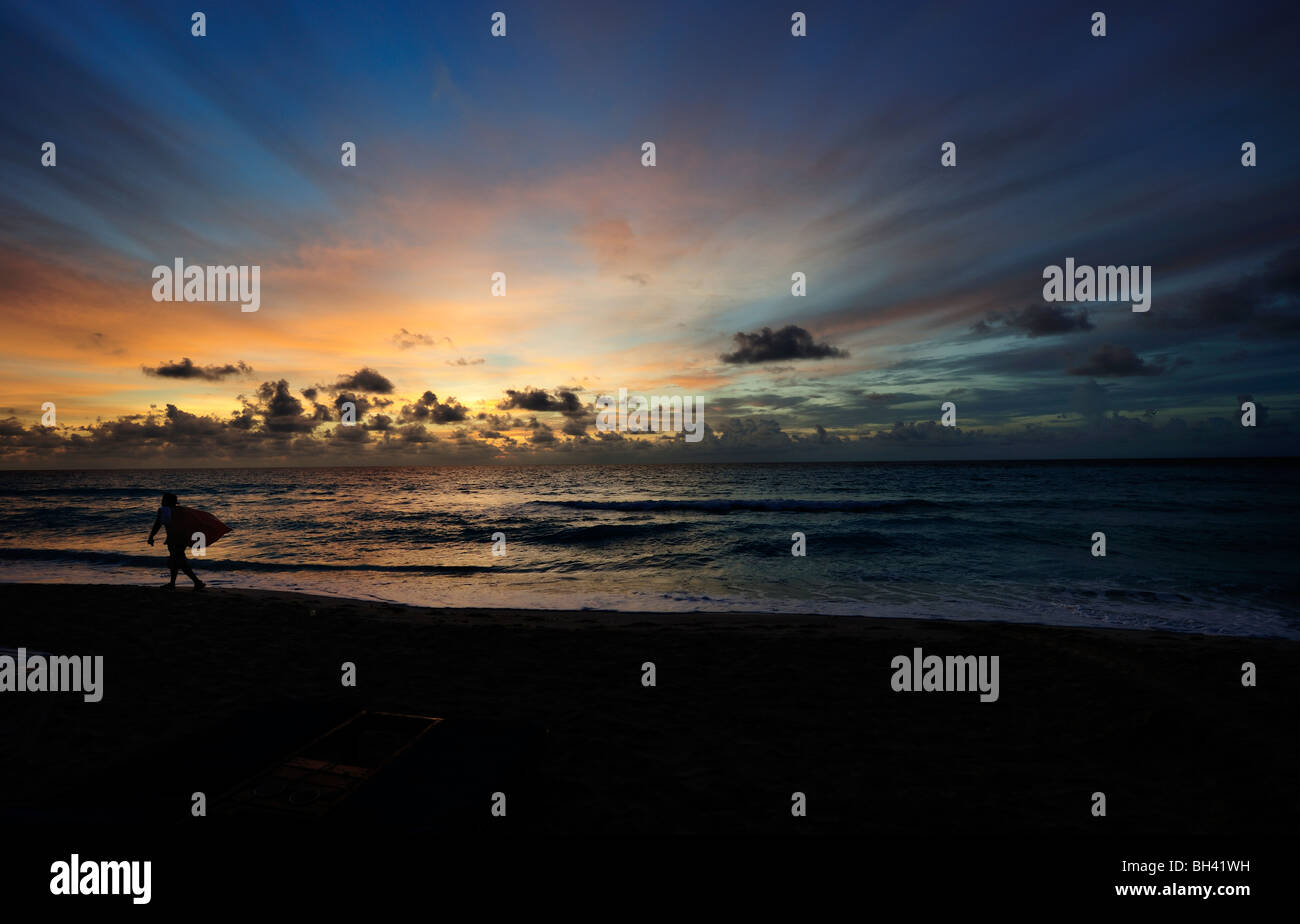 Coucher du soleil sur une plage de Cancun Banque D'Images