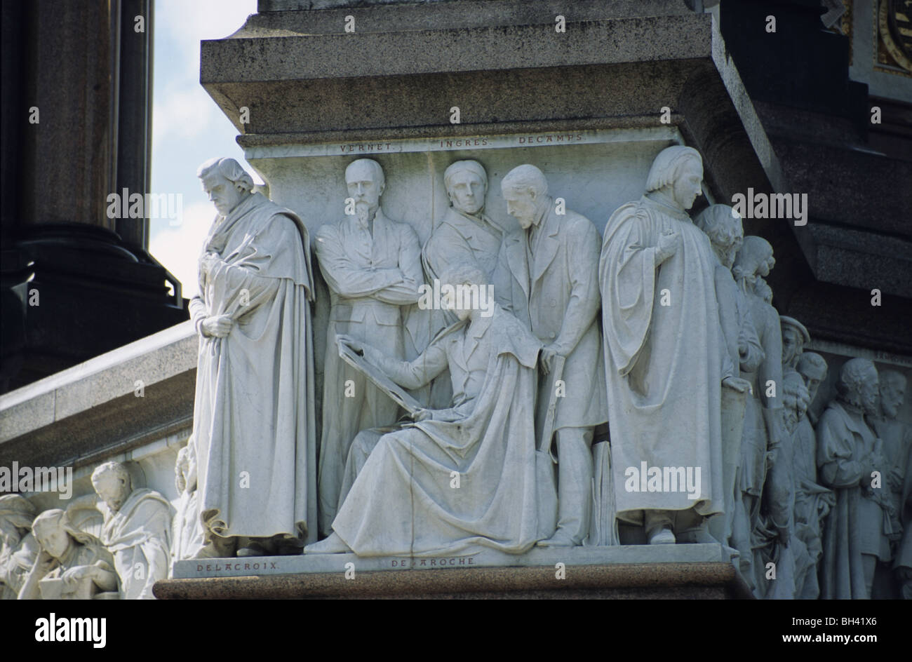 Sculpture sur Albert Memorial, London, montrant le peintre Delaroche (assis) entouré par Delacroix, Vernet, Ingres et Decamps Banque D'Images