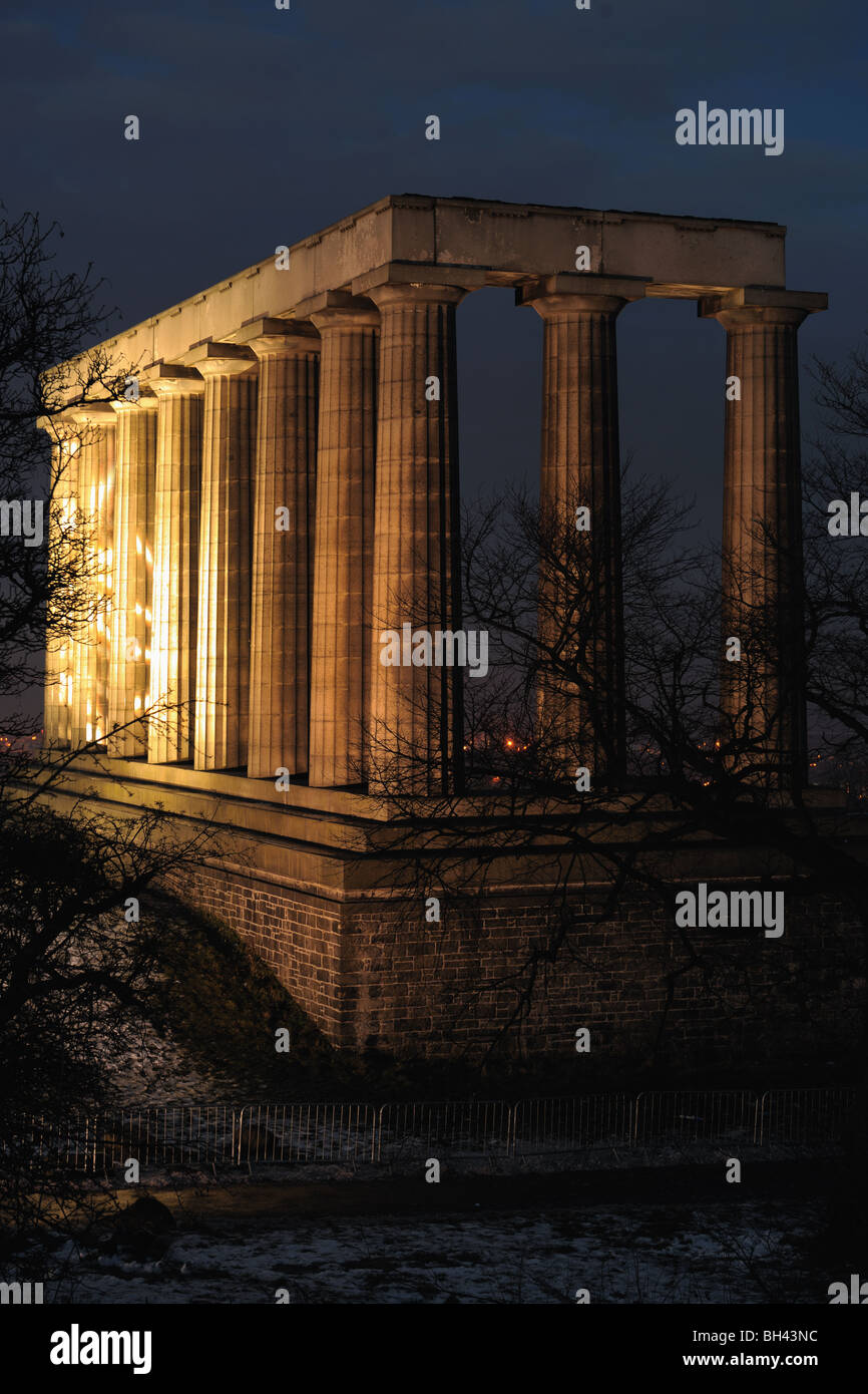 Monument National, Calton Hill, Édimbourg, Écosse, Royaume-Uni éclairée la nuit Banque D'Images