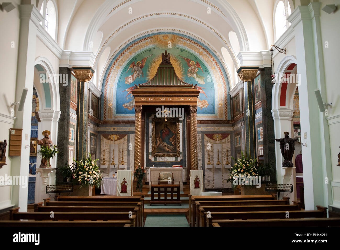 Intérieur d'une église catholique romaine à Hampstead, Londres, Royaume-Uni Banque D'Images
