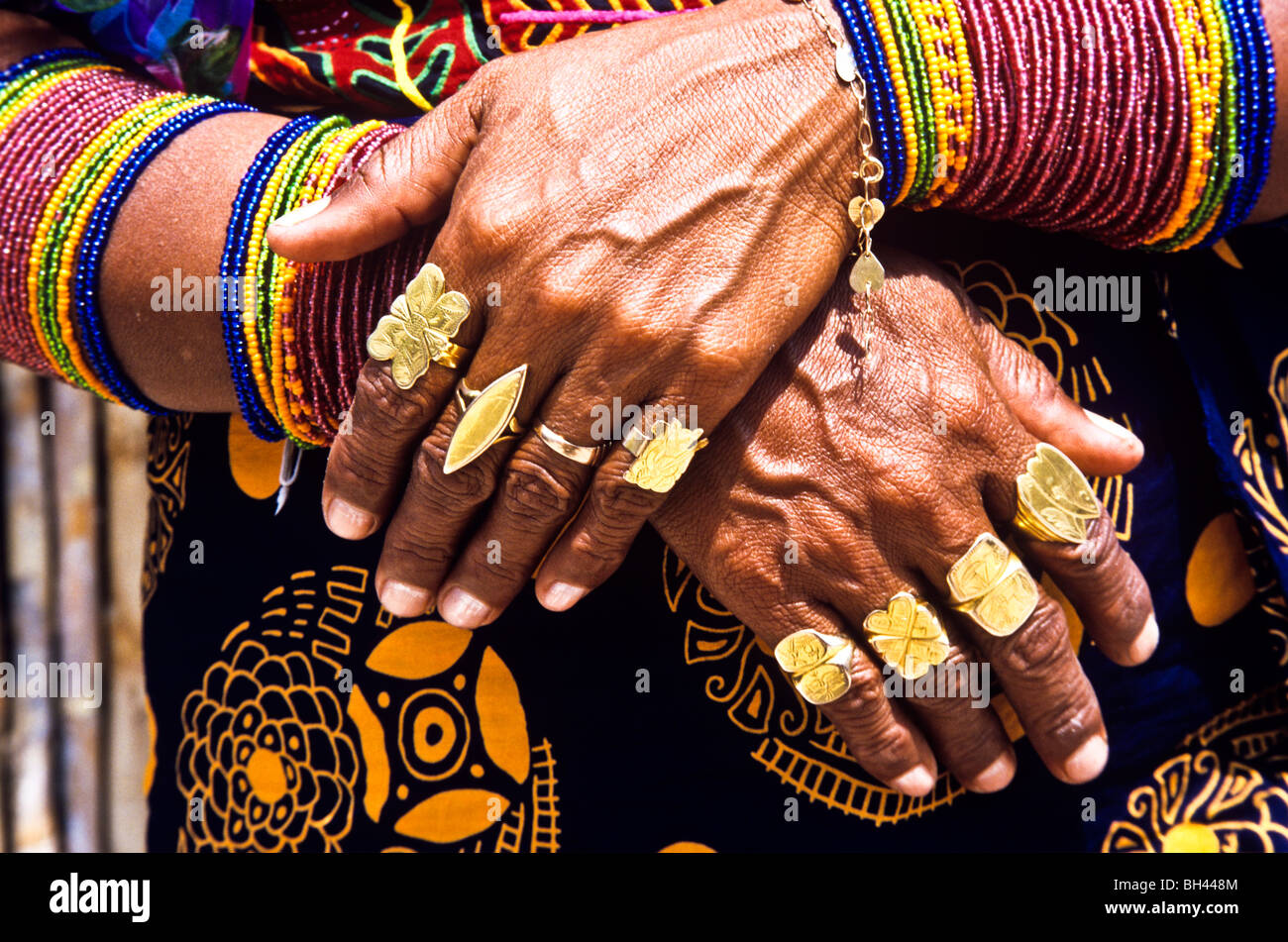 Les Indiens kunas se parer les femmes et leurs filles avec des bijoux en or fait main îles San Blas Panama Banque D'Images