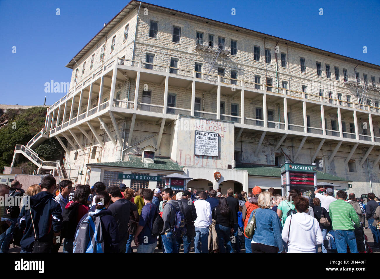 Les touristes s'alignent sur le quai de l'île d'Alcatraz, le Golden Gate National Recreation Area, San Francisco, Californie. Banque D'Images