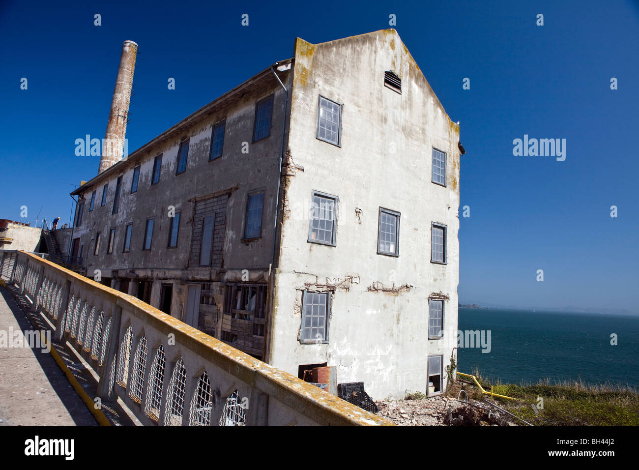 L'atelier de réparation électrique le long de la route de l'Est, l'île d'Alcatraz, le Golden Gate National Recreation Area, San Francisco, Californie. Banque D'Images