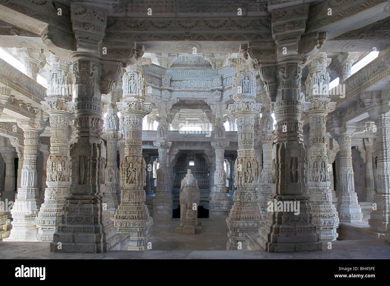 Vue de l'intérieur de temple Ranakpur Rajasthan en montrant certains de ses 1444 colonnes uniques. Banque D'Images