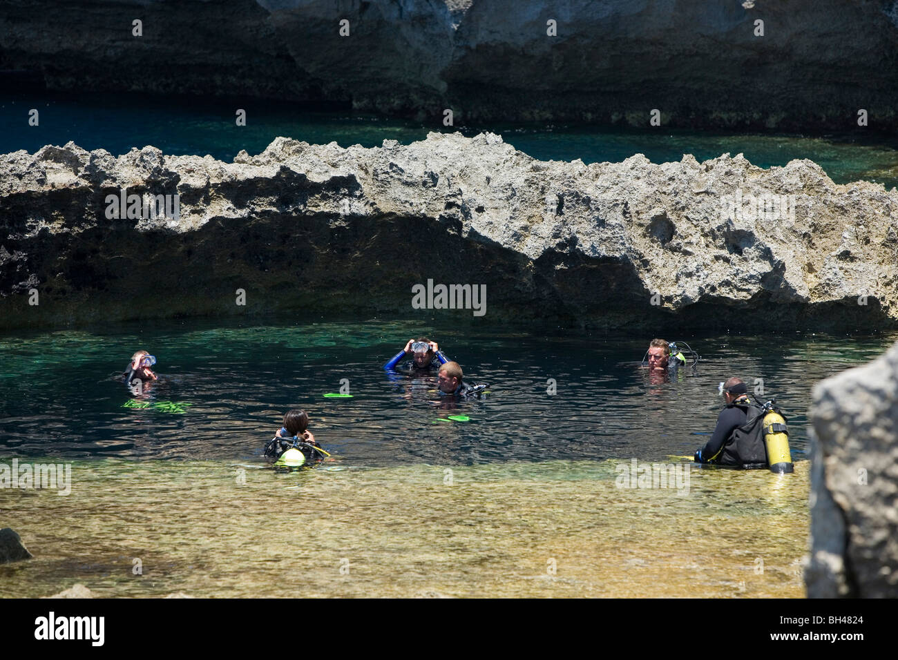 Les plongeurs du blue hole par fenêtre d'Azur à Dwejra Point. Banque D'Images