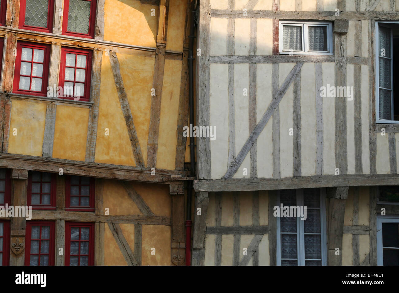 Maisons à colombages à Troyes en gardant l'autre en position verticale. Banque D'Images