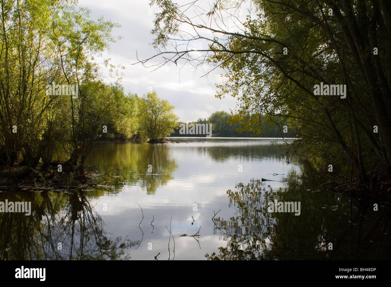 Lac tranquille en scène John Constable Flatford près de pays. Banque D'Images