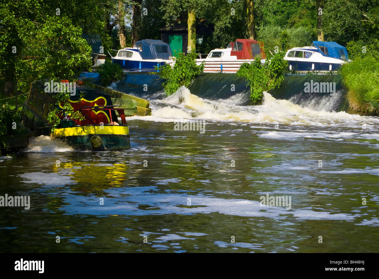 Bateaux amarrés par le seuil du moulin à papier près de Little Baddow de blocage. Banque D'Images