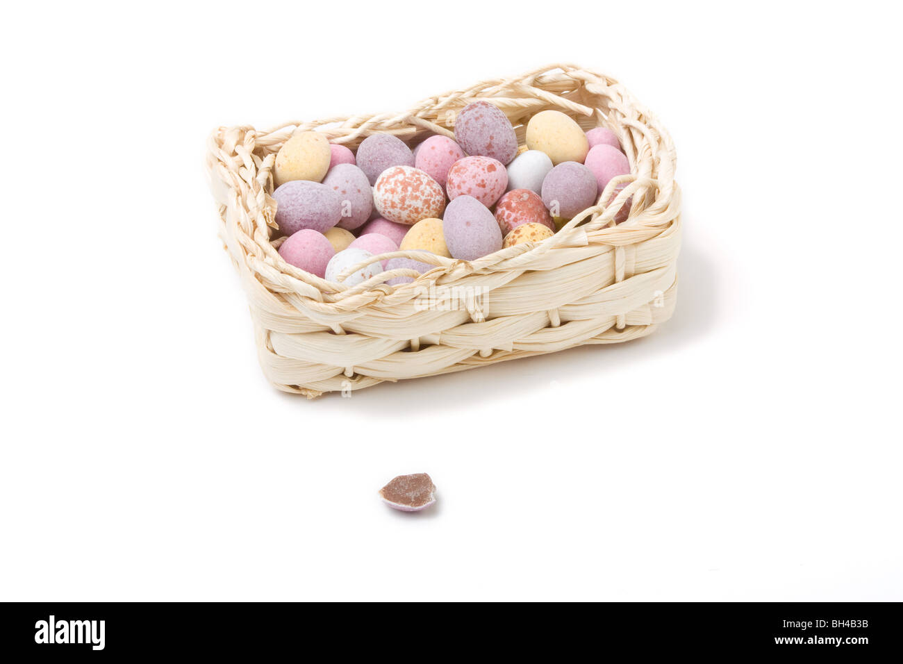 Couverts bonbons oeufs de pâques en chocolat petit panier concept isolés contre blanc. Banque D'Images