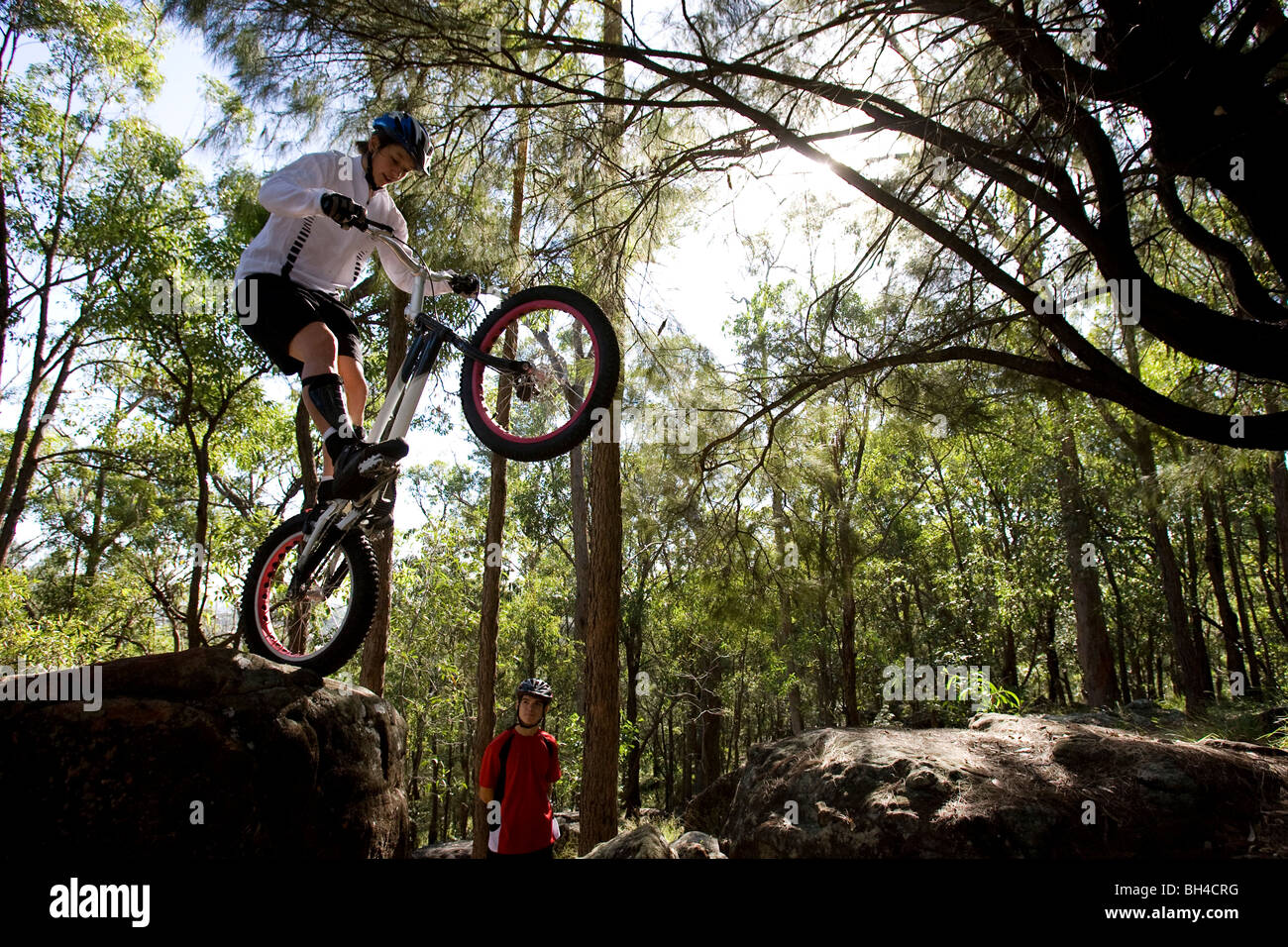 Essais un rider se prépare à sauter sur un rocher à l'arrêt Toohey Forêt, Brisbane, Queensland, Australie. Banque D'Images
