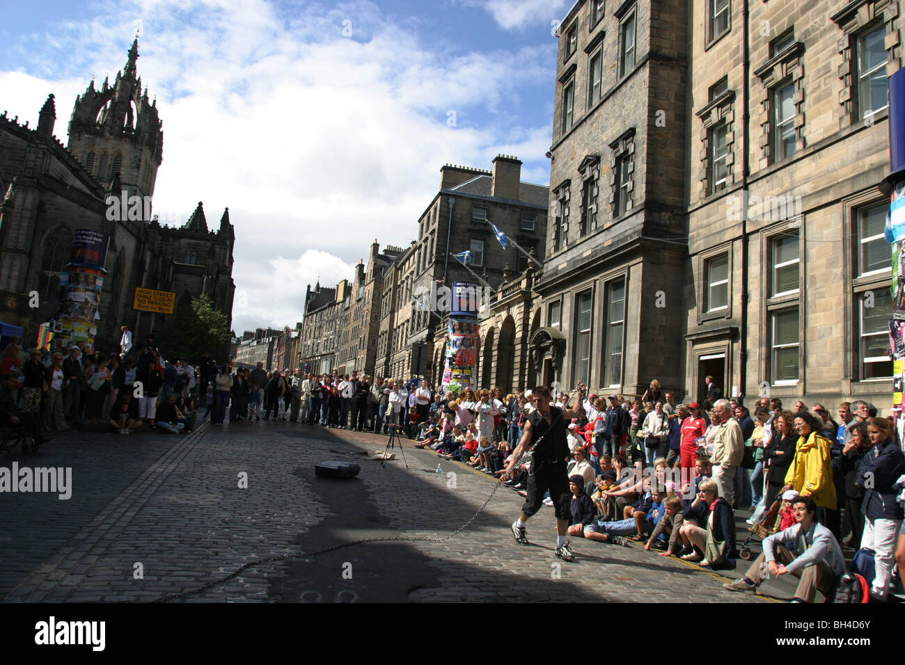 Les artistes interprètes ou exécutants sur Royal Mile High Street, Edinburgh, au cours de l'International Arts Festival, Édimbourg, Écosse. Banque D'Images