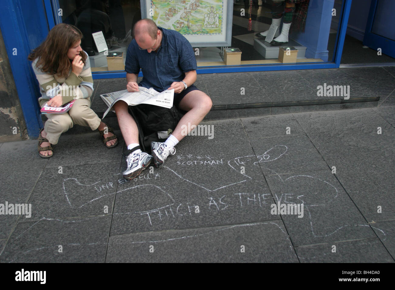 Le Royal Mile High Street, Edinburgh, au cours de l'International Arts Festival, Édimbourg, Écosse. Banque D'Images