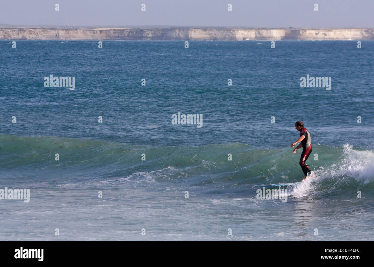 Surfer sur la Sardaigne. Mini Capo Capo Mannu. L'Italie, Sardaigne, île, mer Méditerranée Banque D'Images