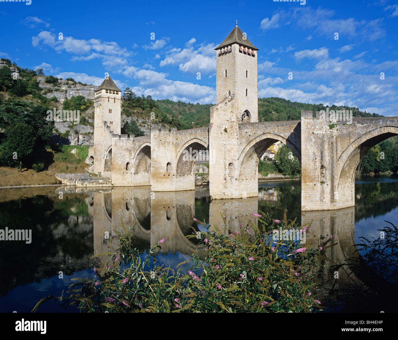 Réflexions du Pont de Valentre sur la rivière Lot à Cahors Banque D'Images