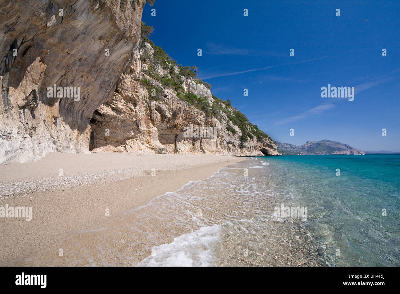 Plage Cala Luna vide, Sardaigne, île de l'Italie. Eau bleu clair dans la baie de Cala Luna, Mer Méditerranée. Banque D'Images