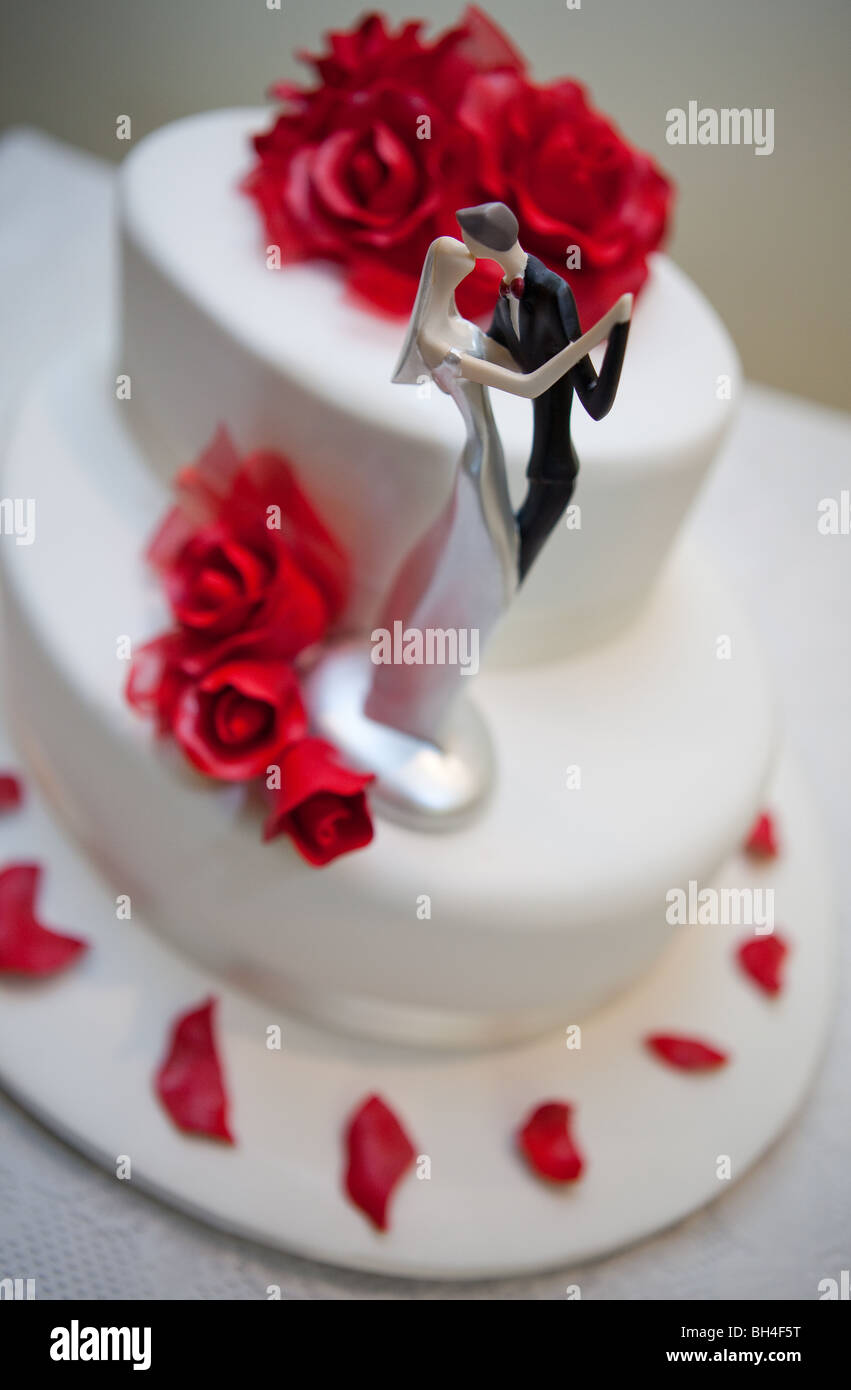 Gâteau de mariage avec les mariés sur le dessus Banque D'Images