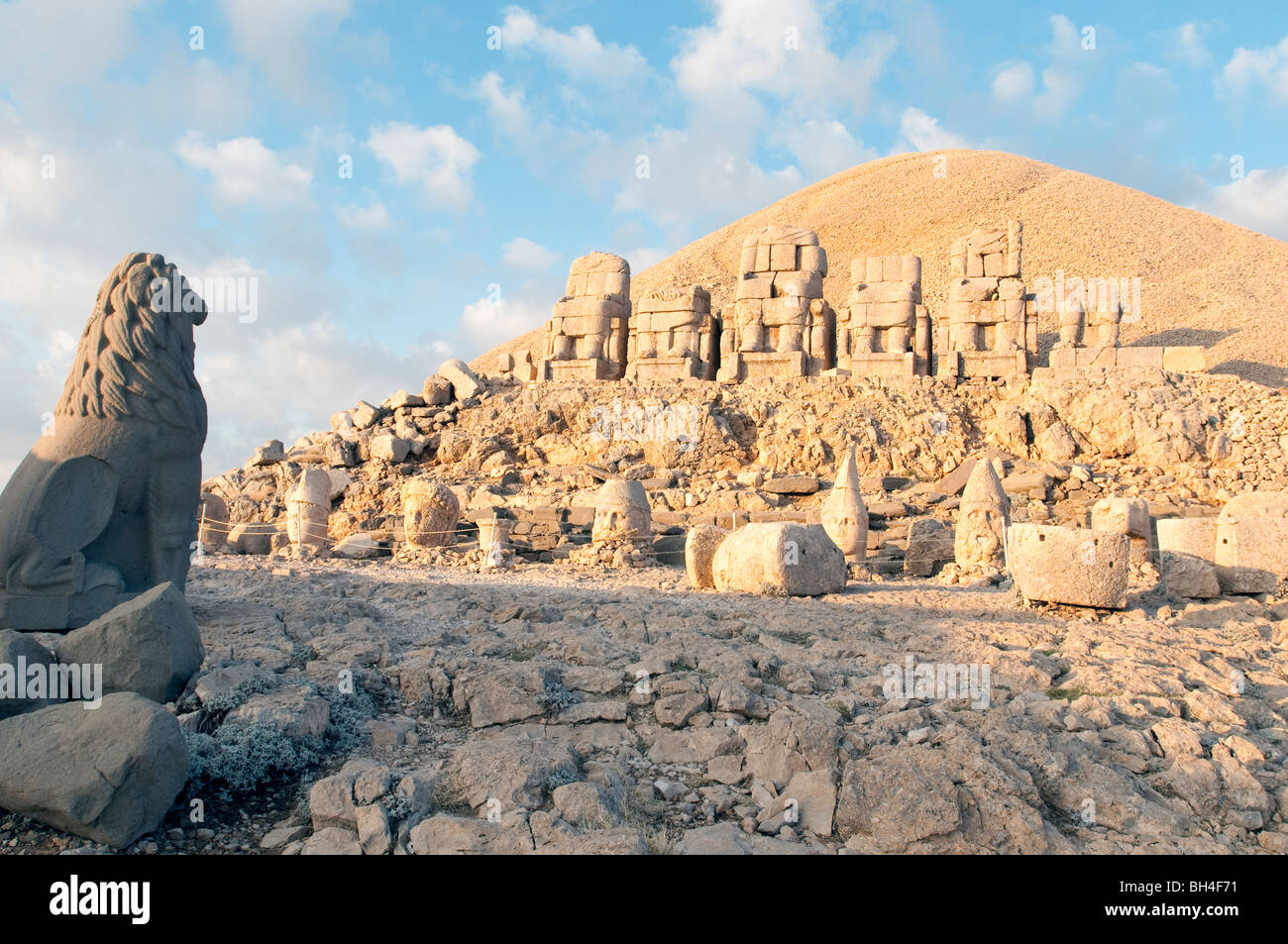 Chefs des dieux et le roi Antiochus de Commagène 1 terrasse à l'Est de la temple funéraire du Mont Nemrut. Banque D'Images