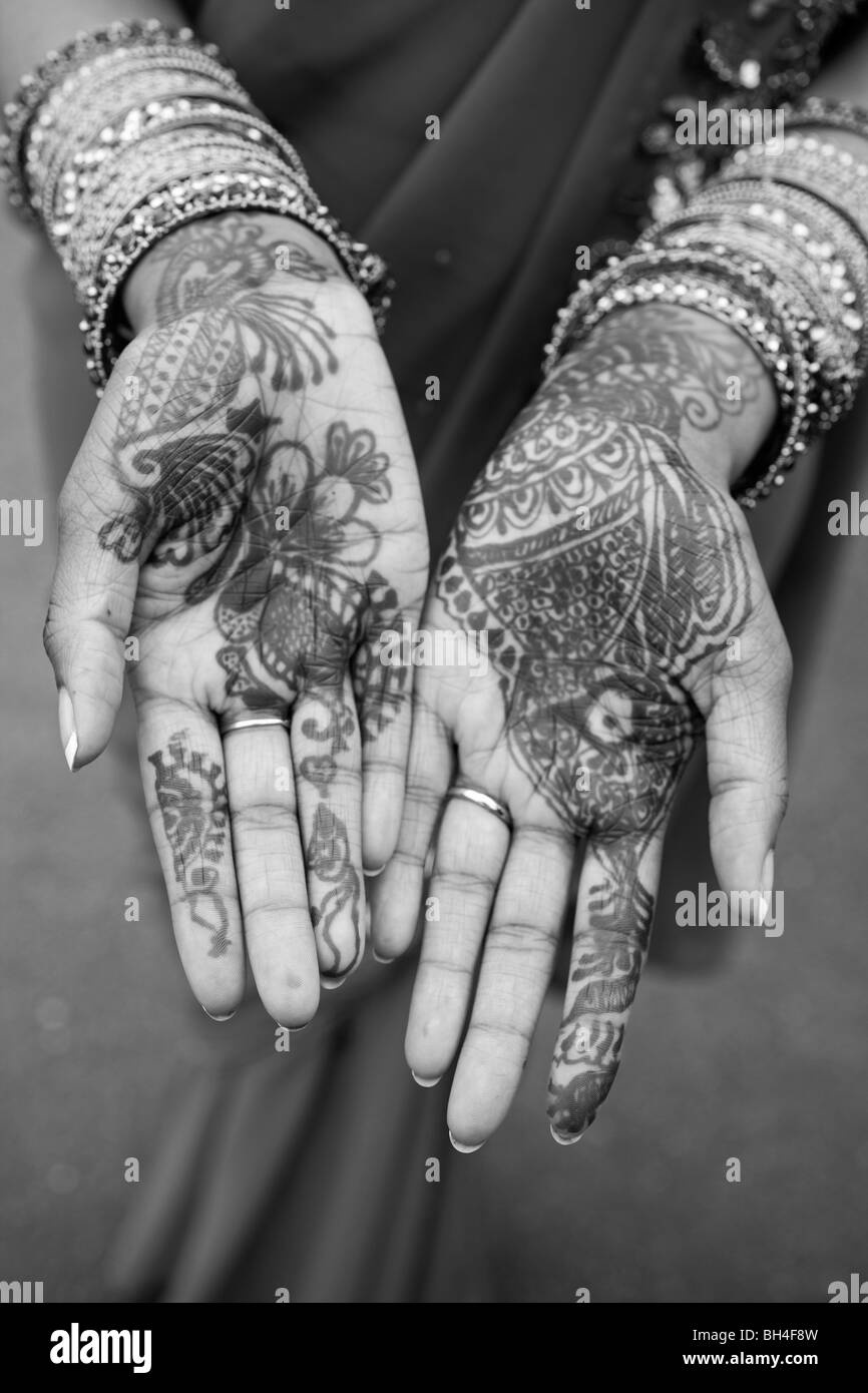 Peinture à la main de henné indien appelé Mehndi en préparation pour un mariage Banque D'Images
