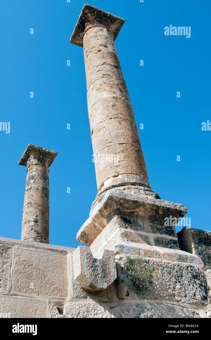 Les colonnes doriques de la 2ème ANNONCE de siècle pont romain sur la rivière Cendere, Turquie Banque D'Images