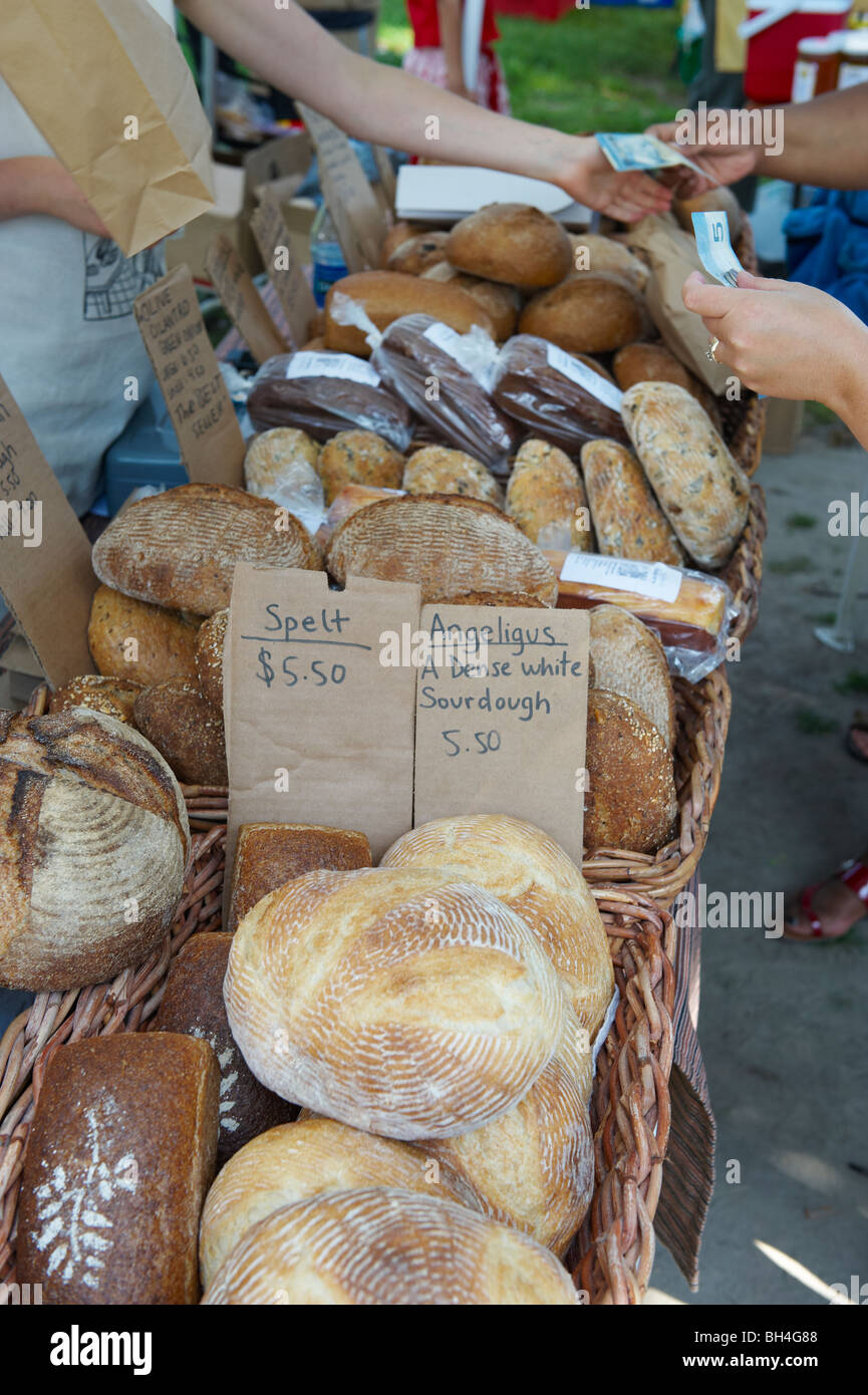 Les gens d'acheter du pain pour le marché fermier de Riverdale, Toronto (Ontario) Banque D'Images