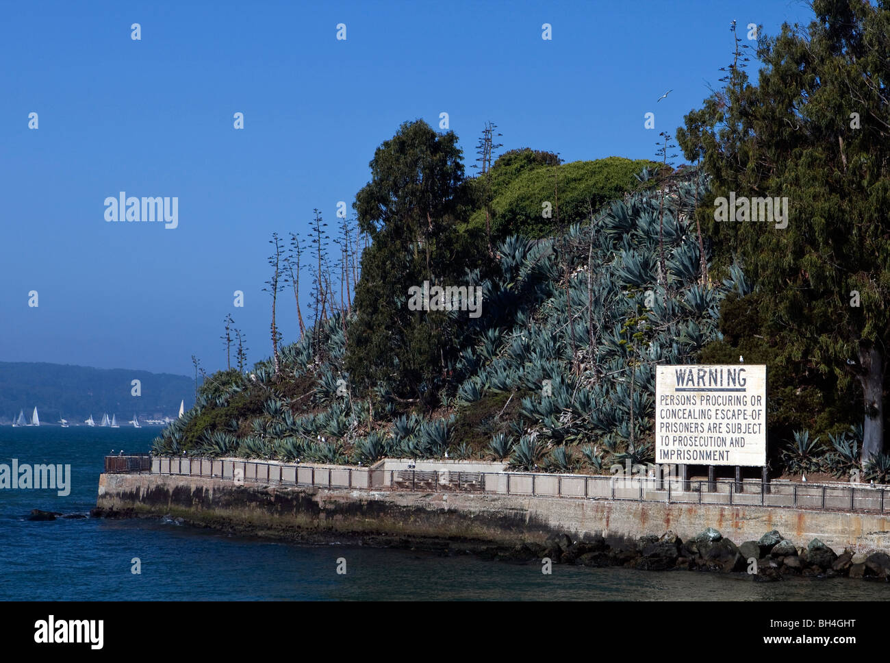 Panneau d'avertissement sur la rive de l'île d'Alcatraz, le Golden Gate National Recreation Area, San Francisco, Californie. Banque D'Images