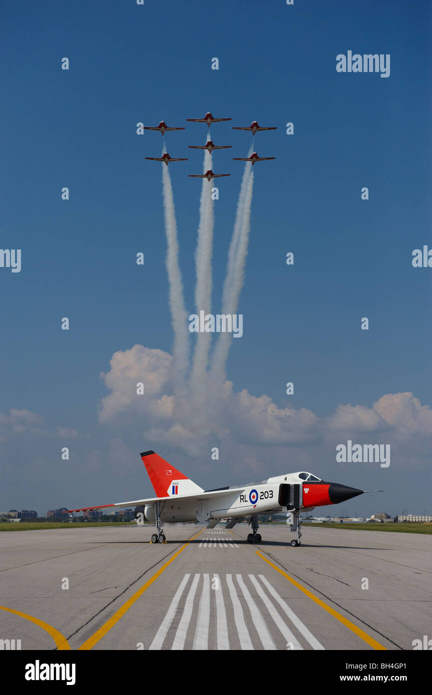 Les Snowbirds voler au-dessus de l'Avro Arrow, réplique l'aérodrome de Downsview, Toronto (Ontario) Banque D'Images
