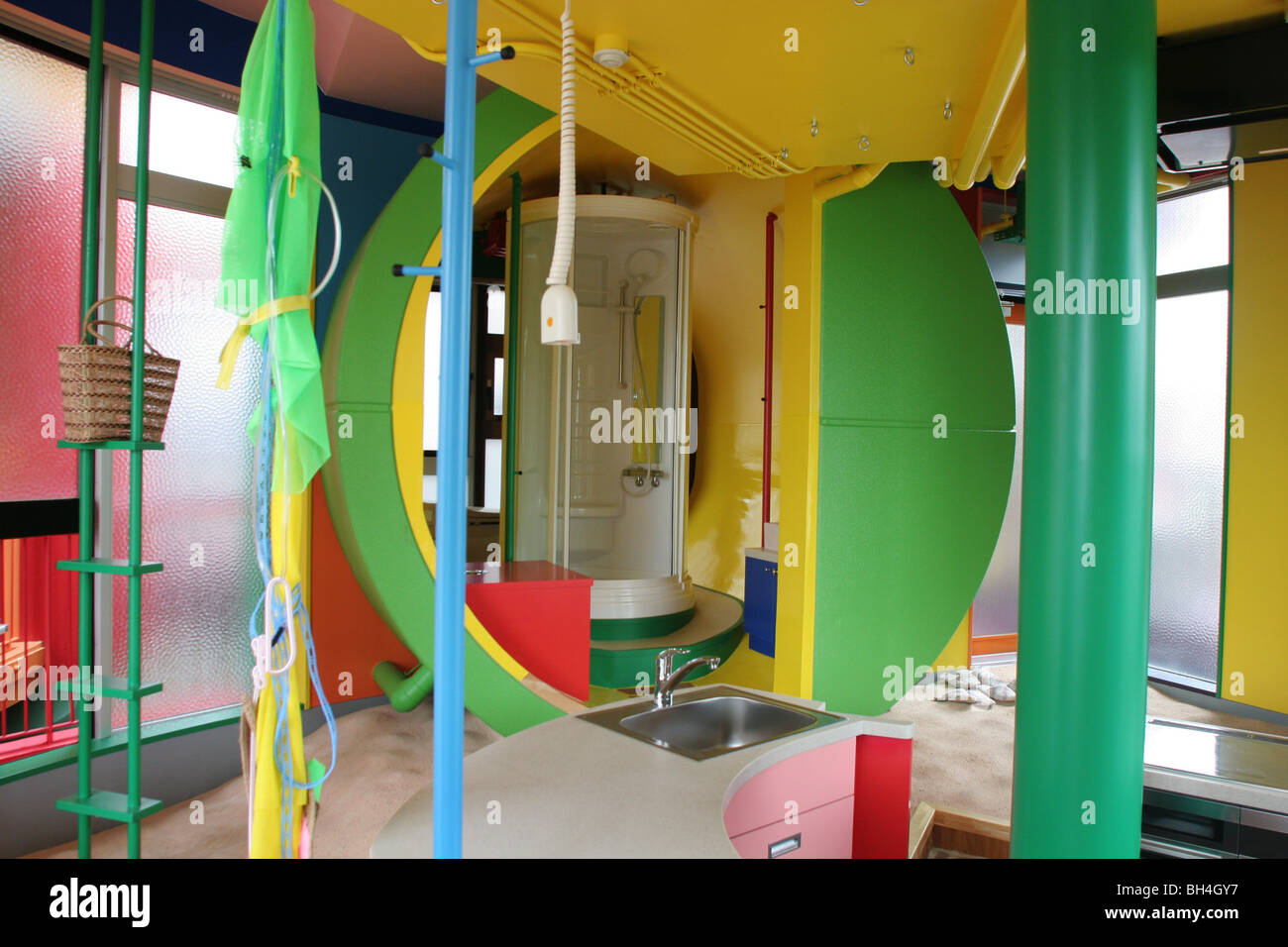 Images de la 9 appartements résidentiels, connu sous le nom de "destin réversible- Lofts En mémoire de Helen Keller', à Mitaka, Tokyo, Japon Banque D'Images