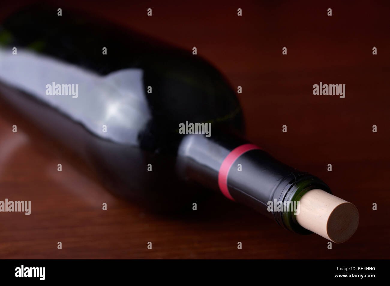 Une bouteille de vin se trouve sur une table Banque D'Images