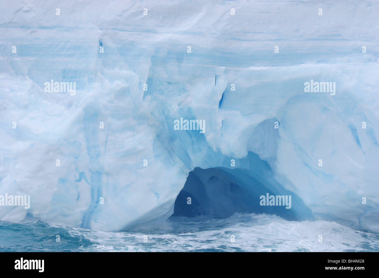 Les icebergs à la dérive et flottant dans l'océan du sud, près de l'Antarctique. Banque D'Images