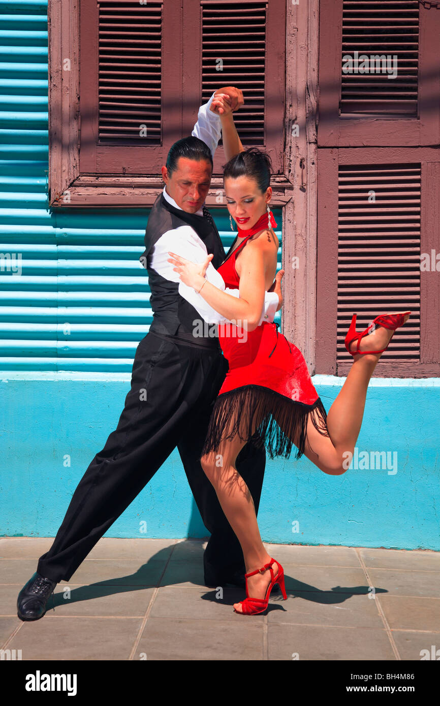 Fanny et Fabio dancers performing Tango, milonga et canyengue à Caminito, la Boca, Buenos Aires, Argentine. Banque D'Images
