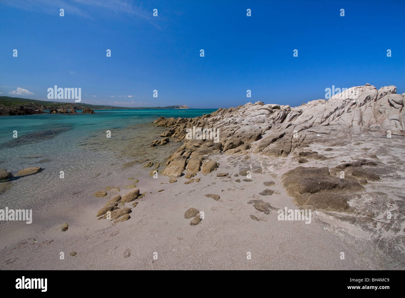 Dans l'eau bleue claire Rena Maiore plage, mer Méditerranée. La Sardaigne, Italie Banque D'Images