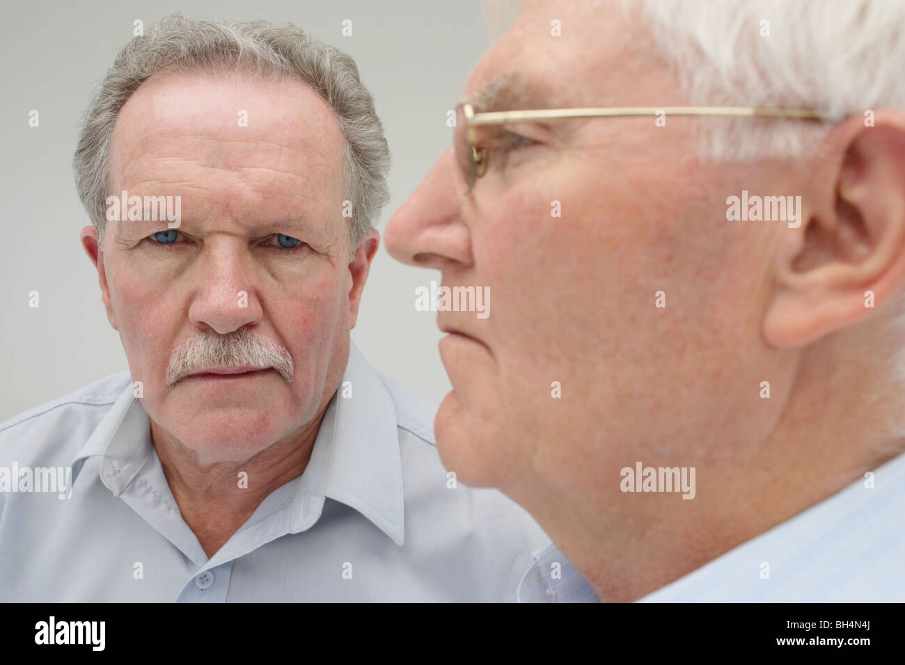 Portrait de deux hommes avec des expressions graves Banque D'Images