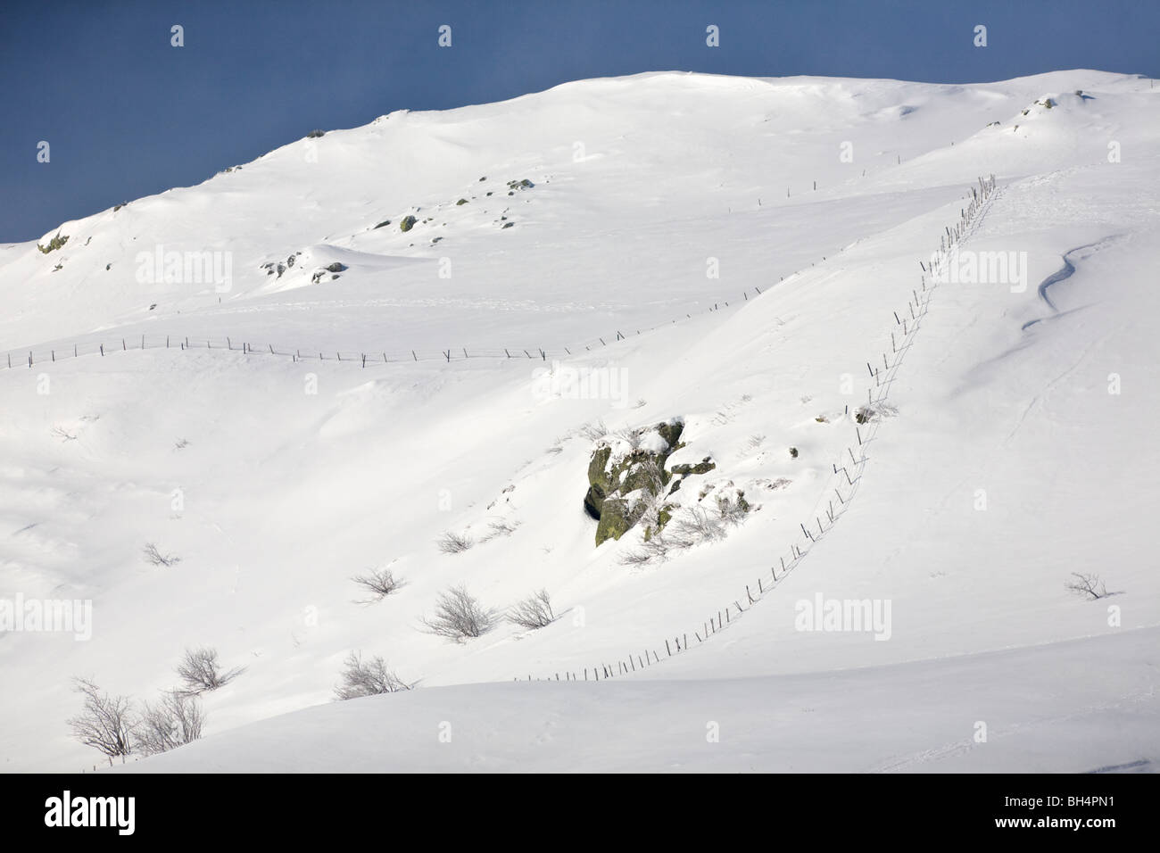 En hiver, un paysage de neige Auvergne (Cirque du salé au printemps). Paysage d'Auvergne, en hiver (Cirque de la fontaine salée). Banque D'Images