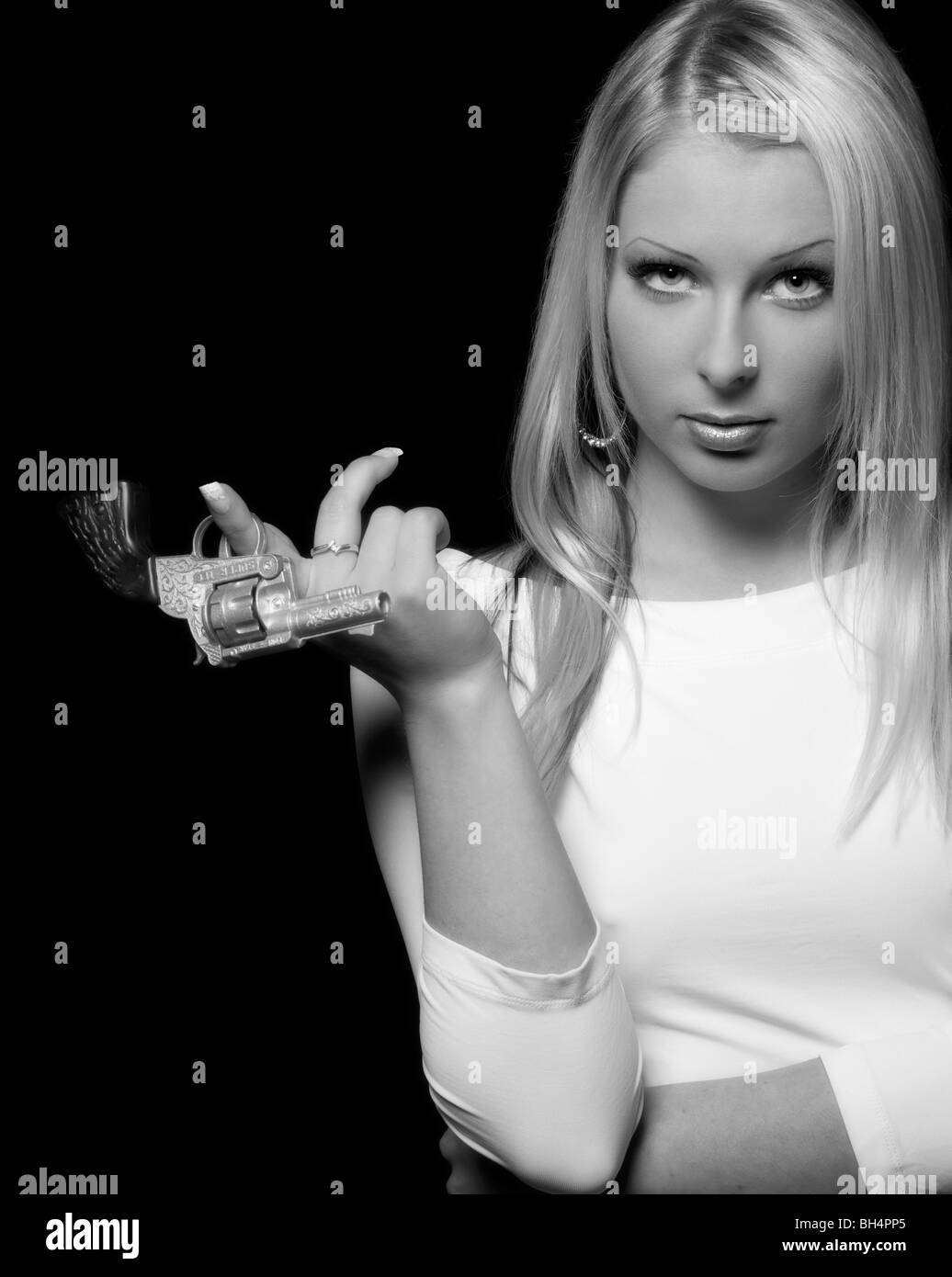 Girl holding revolver dans sa main,gun,shot,feu,moll,dame,vous,GA,doll poupée,face,arme Banque D'Images