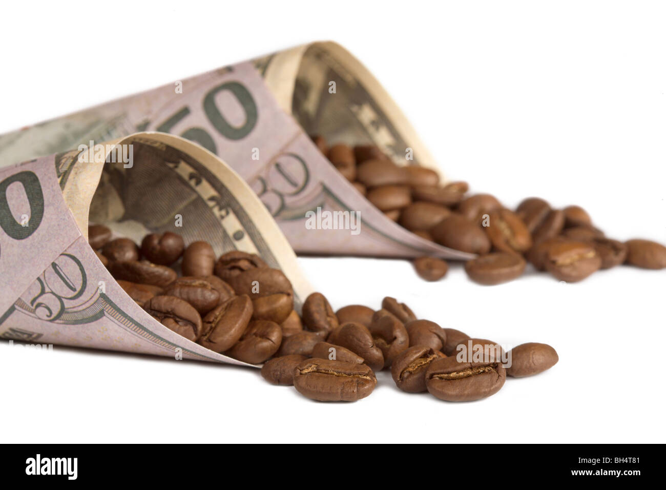 Partie de grains de café dans un billet du dollar américain. Banque D'Images