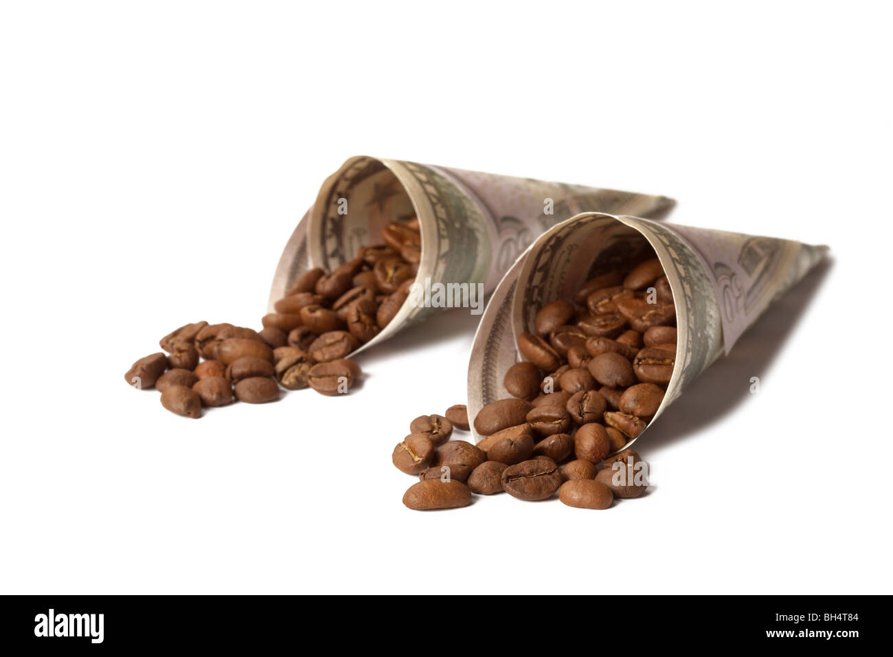 Partie de grains de café dans un billet du dollar américain. Banque D'Images