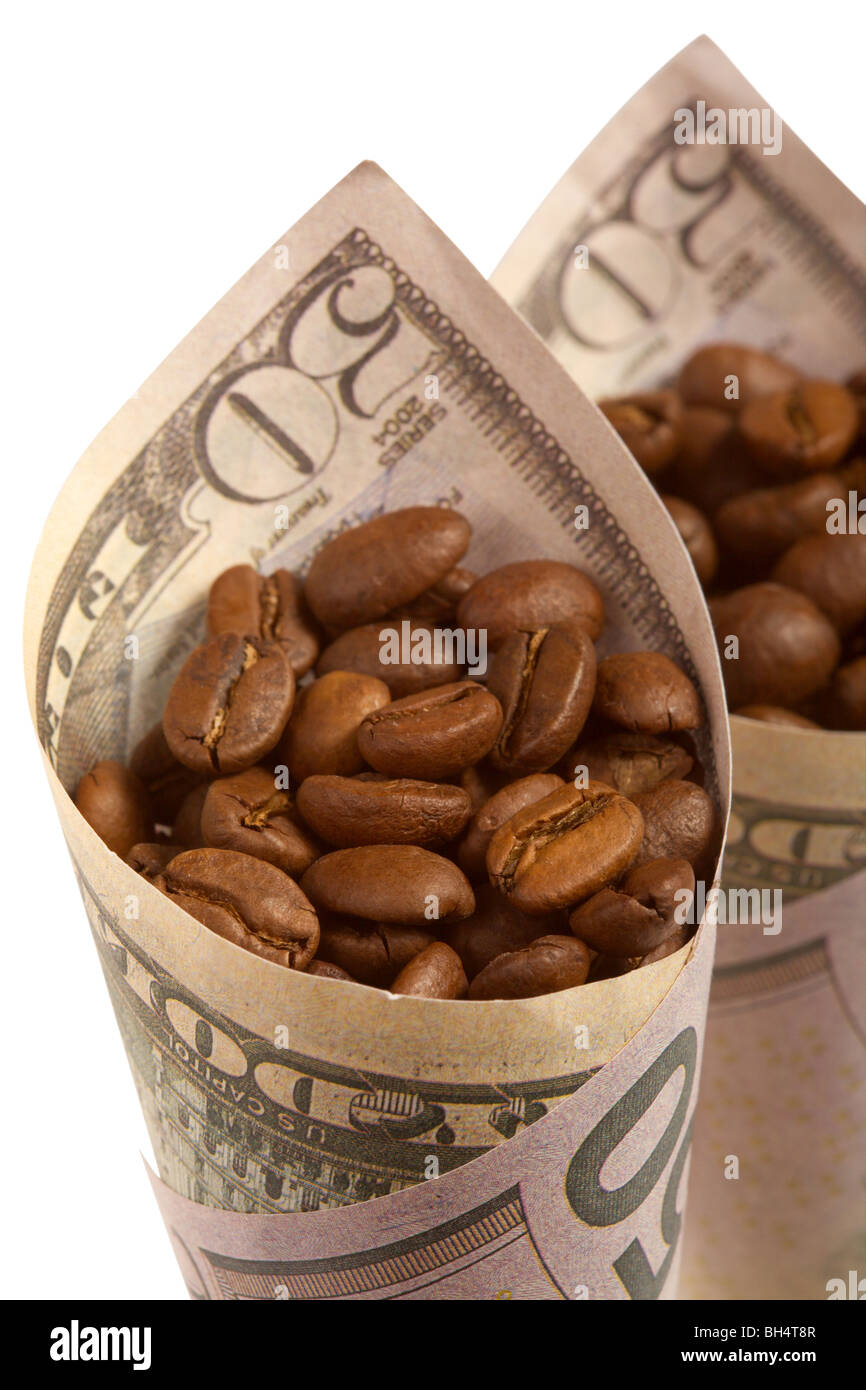 Partie de grains de café dans un billet du dollar américain. Banque D'Images